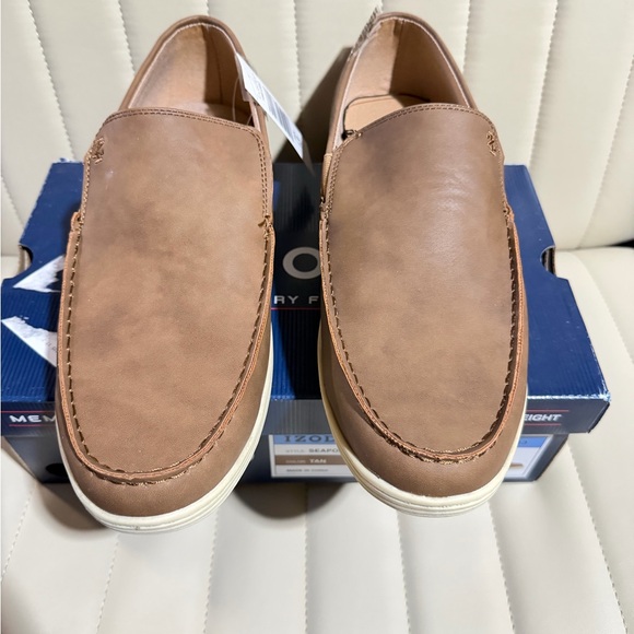 Izod men’s size 9.5 Tan Leather Loafers - Picture 1 of 5